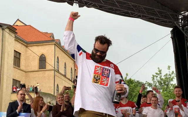 FOTOGALERIE: Pivní sprcha, šampaňské v poháru. Zlatí hoši řádili na Staroměstském náměstí