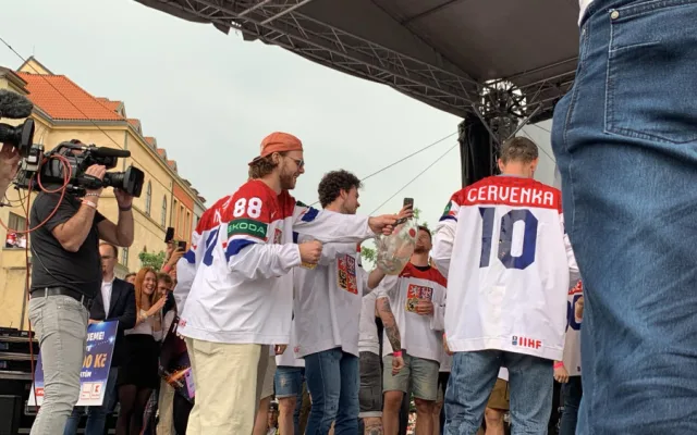 FOTOGALERIE: Pivní sprcha, šampaňské v poháru. Zlatí hoši řádili na Staroměstském náměstí