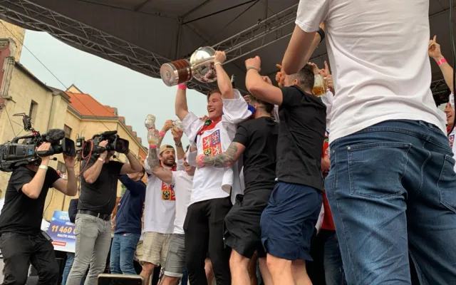 FOTOGALERIE: Pivní sprcha, šampaňské v poháru. Zlatí hoši řádili na Staroměstském náměstí