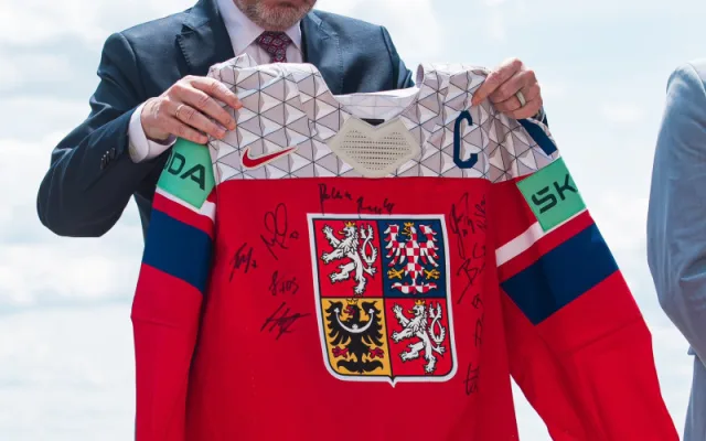 Je to fantastická reklama pro Českou republiku. Premiér Fiala ocenil zlaté hokejisty medailí Karla Kramáře