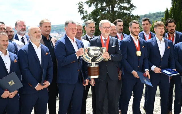 Je to fantastická reklama pro Českou republiku. Premiér Fiala ocenil zlaté hokejisty medailí Karla Kramáře