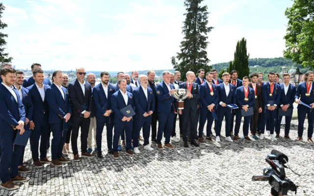 Je to fantastická reklama pro Českou republiku. Premiér Fiala ocenil zlaté hokejisty medailí Karla Kramáře