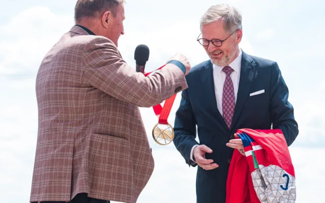 Je to fantastická reklama pro Českou republiku. Premiér Fiala ocenil zlaté hokejisty medailí Karla Kramáře