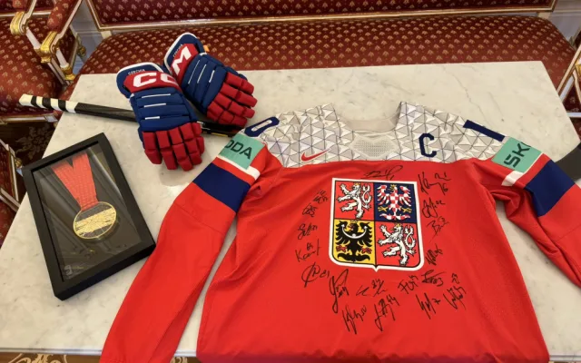 Prezident Pavel dostal od hokejistů medaili, dres a hokejku