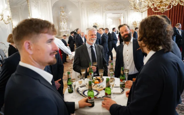 Prezident Pavel přijal na Pražském hradě zlaté hokejisty, dostal medaili, dres a hokejku