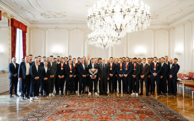 Prezident Pavel přijal na Pražském hradě zlaté hokejisty, dostal medaili, dres a hokejku