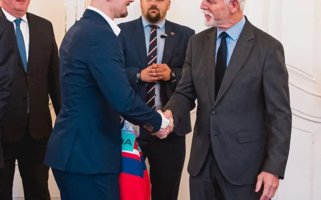 Prezident Pavel přijal na Pražském hradě zlaté hokejisty, dostal medaili, dres a hokejku