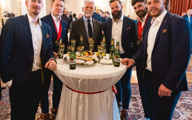 Prezident Pavel přijal na Pražském hradě zlaté hokejisty, dostal medaili, dres a hokejku