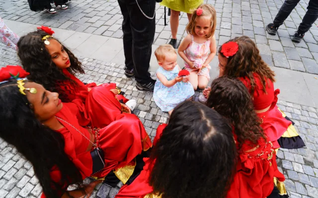 FOTOGALERIE: Prahou prošli v rámci festivalu Khamoro romští hudebníci a tanečnice