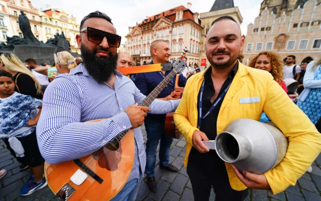 FOTOGALERIE: Prahou prošli v rámci festivalu Khamoro romští hudebníci a tanečnice