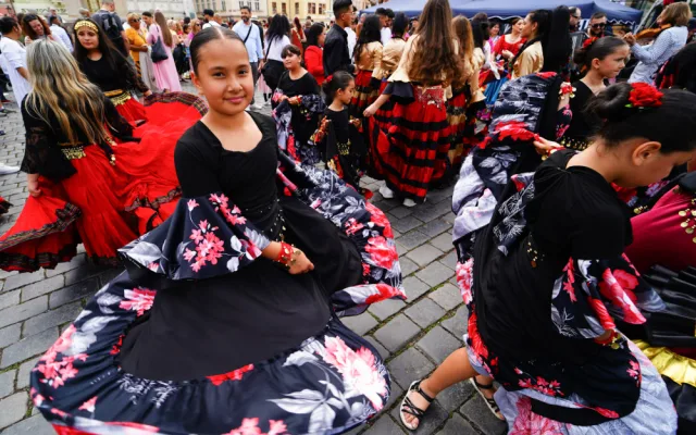 FOTOGALERIE: Prahou prošli v rámci festivalu Khamoro romští hudebníci a tanečnice