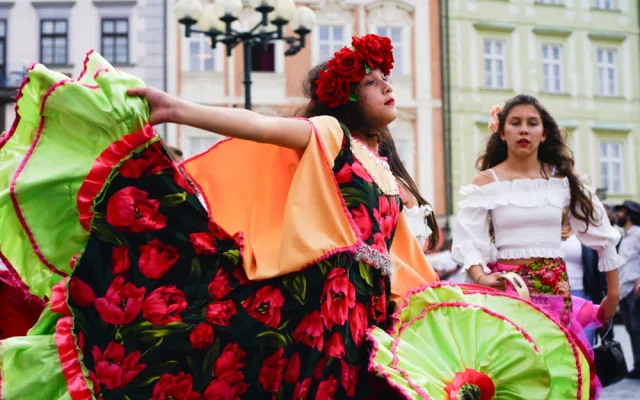 FOTOGALERIE: Prahou prošli v rámci festivalu Khamoro romští hudebníci a tanečnice