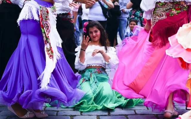 FOTOGALERIE: Prahou prošli v rámci festivalu Khamoro romští hudebníci a tanečnice