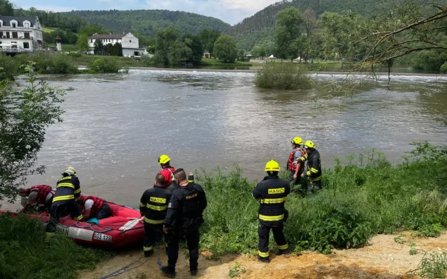 Na jezu v Karlštejně se převrátila loď, zraněné dítě letecky transportovali do Motola
