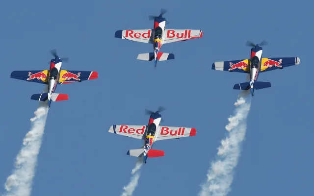 Aviatická pouť nabídne gripeny, akrobacii nebo vzácná historická letadla. Přiletí i skokan z vesmíru Felix Baumgartner.