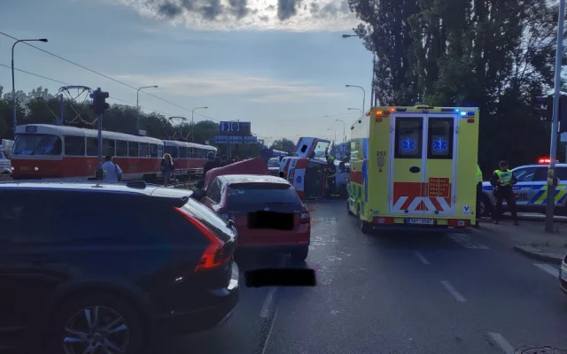 Na Plzeňské ulici havarovala sanitka a tři auta, doprava do centra stojí