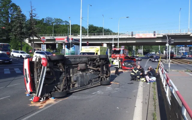 Na Plzeňské ulici havarovala sanitka a tři auta, doprava do centra stojí