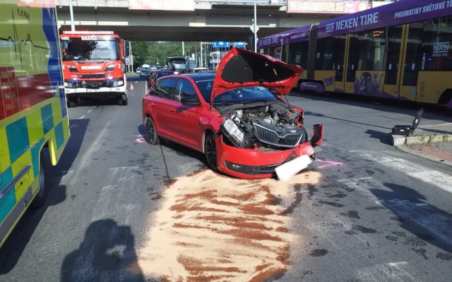 Na Plzeňské ulici havarovala sanitka a tři auta, doprava do centra stojí