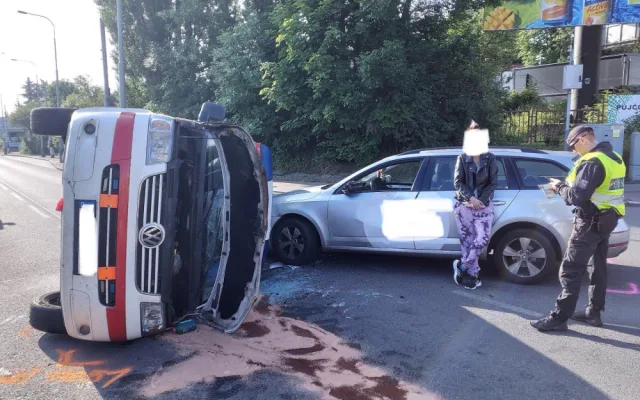 Na Plzeňské ulici havarovala sanitka a tři auta, doprava do centra stojí
