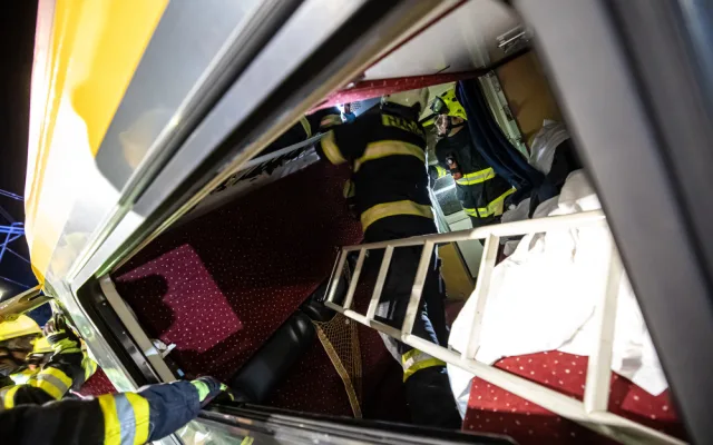 Hasiči budou odstraňovat následky nehody v Pardubicích celou noc. Omezí to železniční spojení s Prahou