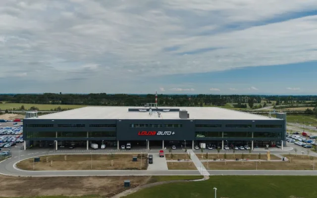 Louda Auto otevřel v Poděbradech největší autosalon předváděcích, zánovních a ojetých vozů v Evropě