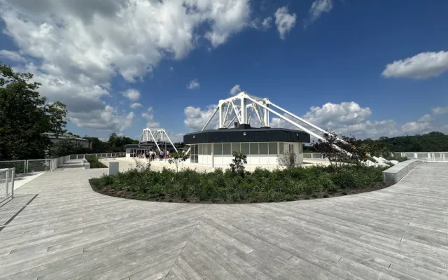 Terasy Křižíkových pavilonů prošly rekonstrukcí. Nápad na kluziště nevyšel