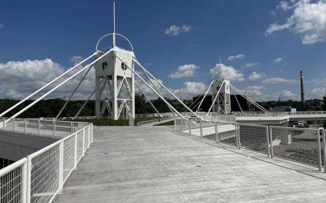 Terasy Křižíkových pavilonů prošly rekonstrukcí. Nápad na kluziště nevyšel