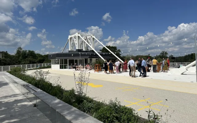 Terasy Křižíkových pavilonů prošly rekonstrukcí. Nápad na kluziště nevyšel