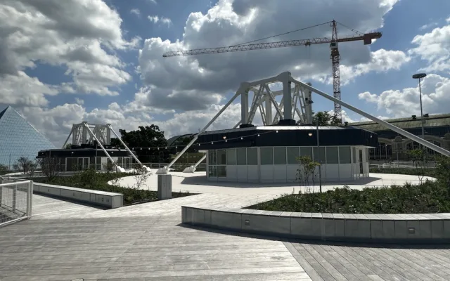 Terasy Křižíkových pavilonů prošly rekonstrukcí. Nápad na kluziště nevyšel