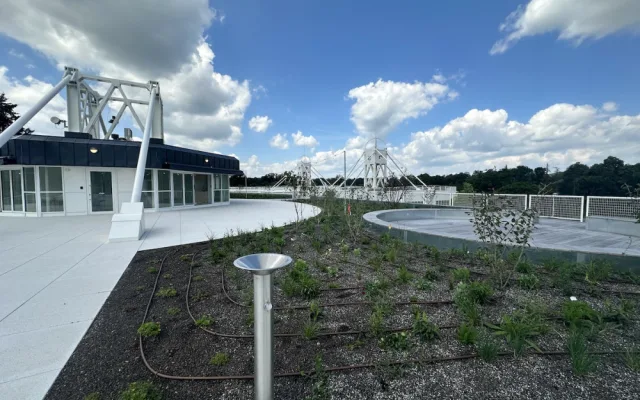 Terasy Křižíkových pavilonů prošly rekonstrukcí. Nápad na kluziště nevyšel