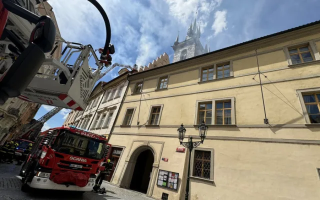 V historickém centru Prahy hoří střecha domu, na místě je pět jednotek hasičů