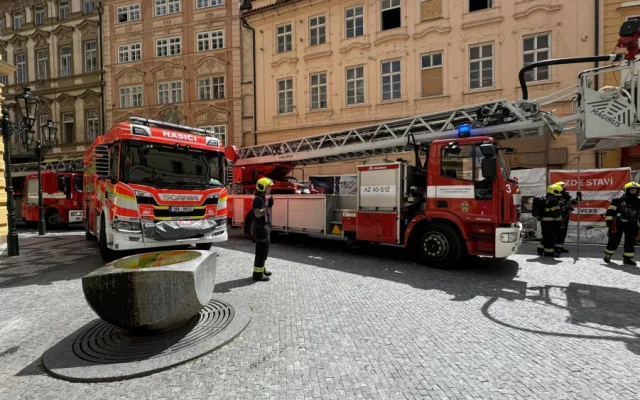 V historickém centru Prahy hoří střecha domu, na místě je pět jednotek hasičů