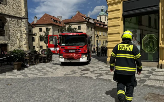 V historickém centru Prahy hoří střecha domu, na místě je pět jednotek hasičů