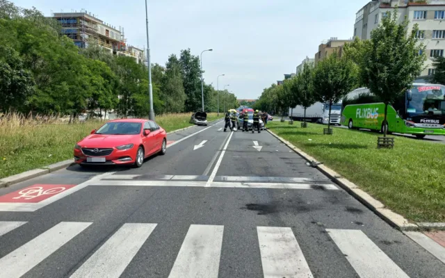 VIDEO: Hořící auto ujíždělo pražskou ulicí. Policisté ho zastavili vlastním vozem