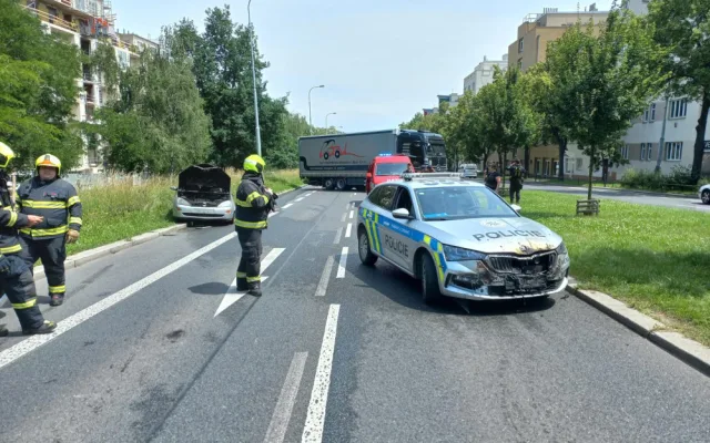 VIDEO: Hořící auto ujíždělo pražskou ulicí. Policisté ho zastavili vlastním vozem