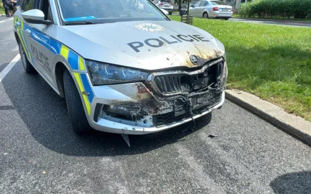 VIDEO: Hořící auto ujíždělo pražskou ulicí. Policisté ho zastavili vlastním vozem