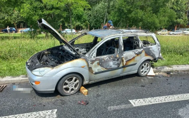 VIDEO: Hořící auto ujíždělo pražskou ulicí. Policisté ho zastavili vlastním vozem