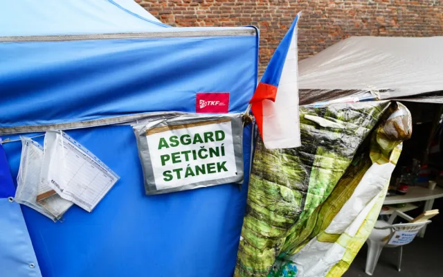 VIDEO: Petiční stánek u úřadu vlády zakryli plotem, začne vyklízení. Nedostanou se k nám vozíčkáři, stěžuje si Thor