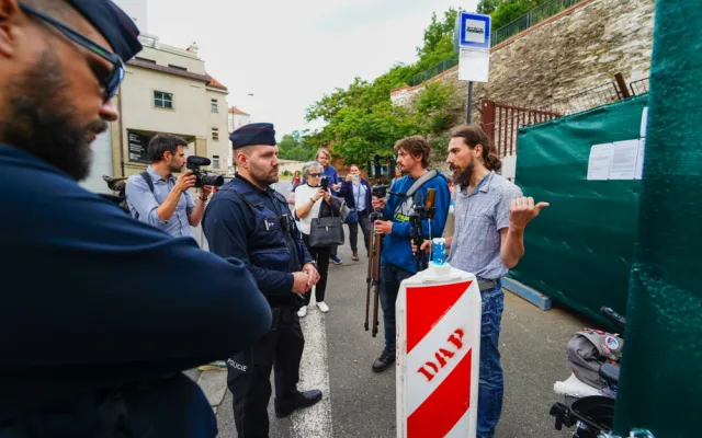 VIDEO: Petiční stánek u úřadu vlády zakryli plotem, začne vyklízení. Nedostanou se k nám vozíčkáři, stěžuje si Thor
