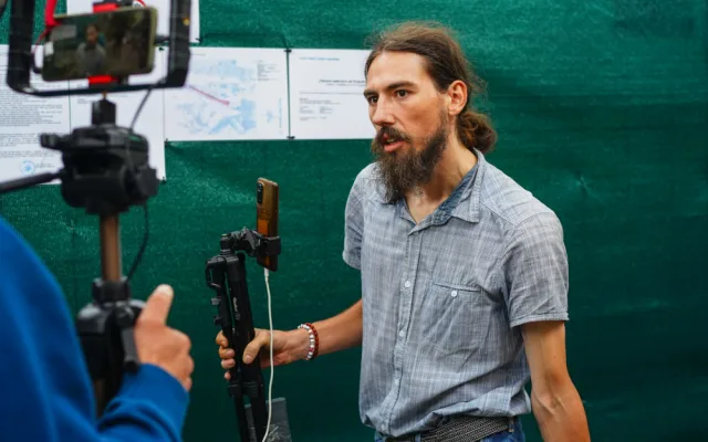 VIDEO: Petiční stánek u úřadu vlády zakryli plotem, začne vyklízení. Nedostanou se k nám vozíčkáři, stěžuje si Thor