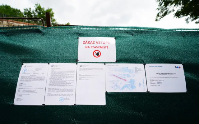 VIDEO: Petiční stánek u úřadu vlády zakryli plotem, začne vyklízení. Nedostanou se k nám vozíčkáři, stěžuje si Thor