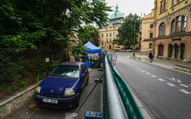 VIDEO: Petiční stánek u úřadu vlády zakryli plotem, začne vyklízení. Nedostanou se k nám vozíčkáři, stěžuje si Thor
