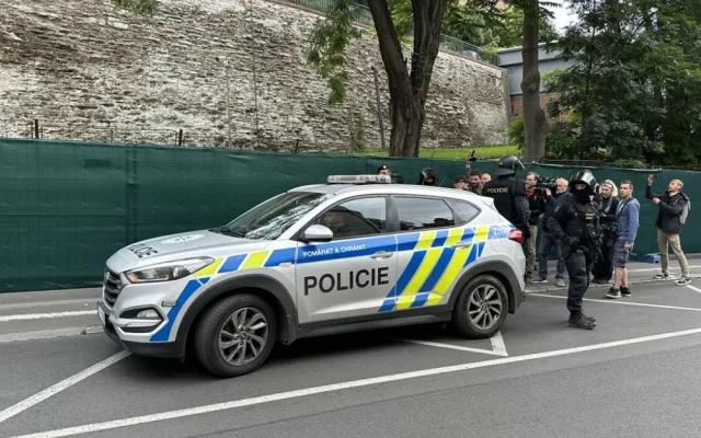 VIDEO: Těžkooděnci rozpustili stánek dezinformátorů před Úřadem vlády. Vyvedli Thora