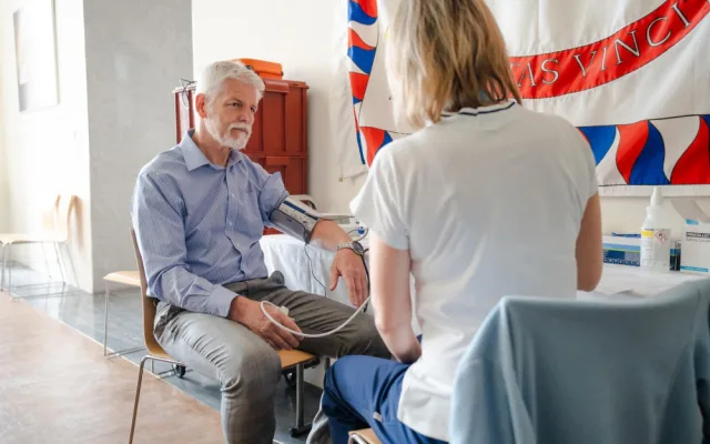 Prezident Pavel daroval krev. Vyzval zdravé lidi, ať udělají to stejné