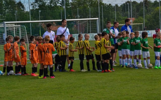 Malí fotbalisté se utkali na Šmíca Cupu v Dolních Chabrech. Ať to dotáhnout co nejdál, popřál jim Šmicer