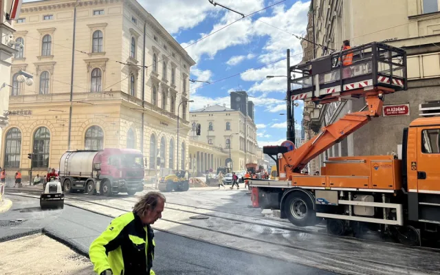 Tramvaje se na Masaryčku vrátí o deset dní dřív. V centru města ale začíná další výluka
