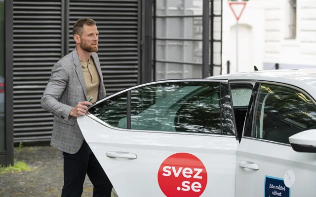 Svez.se: první taxislužba v České republice nabízí IQOS friendly vozy