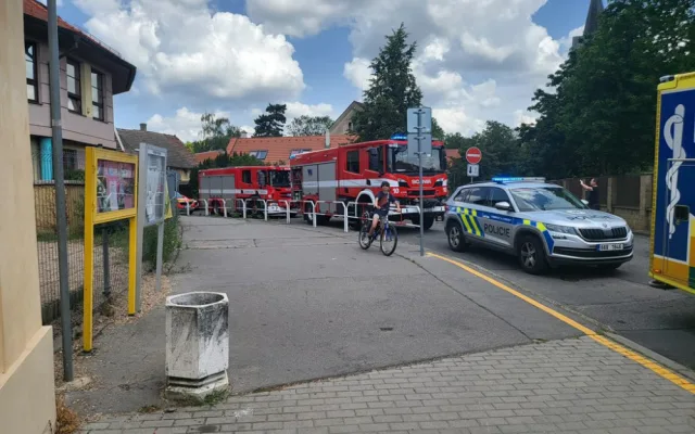 Ve pražské škole spadl strop, děti zachránila učitelka