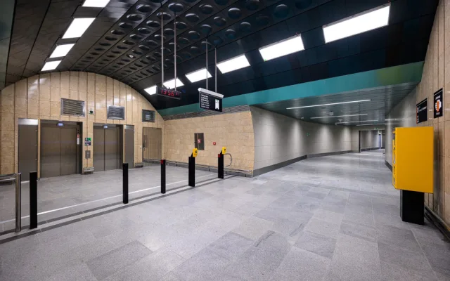 V metru Jiřího z Poděbrad spustili do provozu dva výtahy za půl miliardy