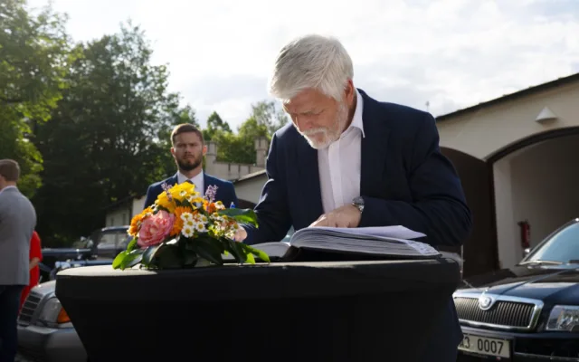 FOTO: Všechny prezidentské vozy. Petr Pavel zahájil v Lánech unikátní výstavu